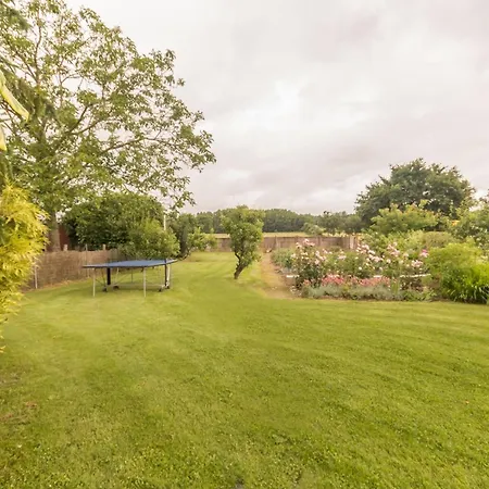 Maison Familiale Avec Piscine, Grand Jardin Clos Et Equipements De Loisirs - Fr-1-306-898