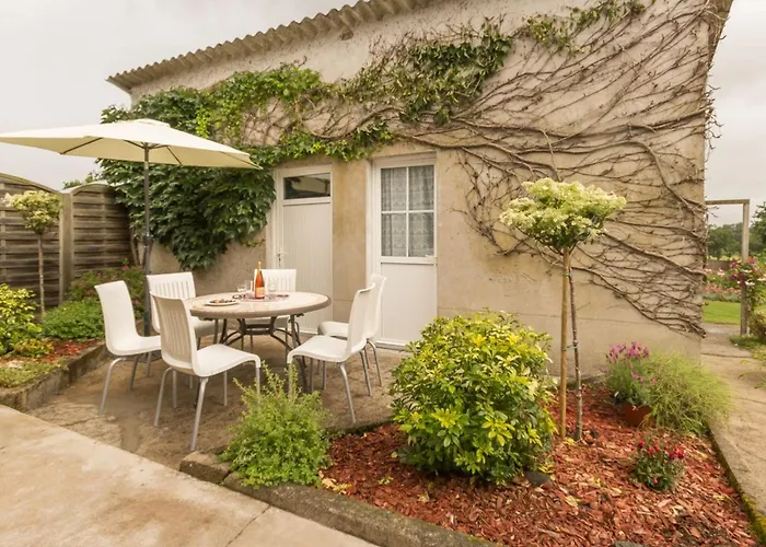 Maison Familiale Avec Piscine, Grand Jardin Clos Et Equipements De Loisirs - Fr-1-306-898 *