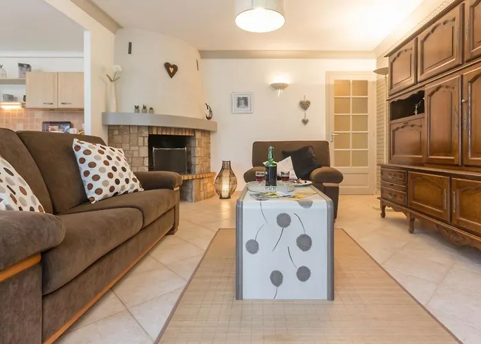 Maison Familiale Avec Piscine, Grand Jardin Clos Et Equipements De Loisirs - Fr-1-306-898 *