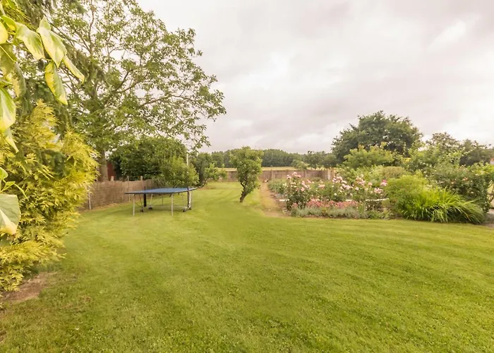 Maison Familiale Avec Piscine, Grand Jardin Clos Et Equipements De Loisirs - Fr-1-306-898