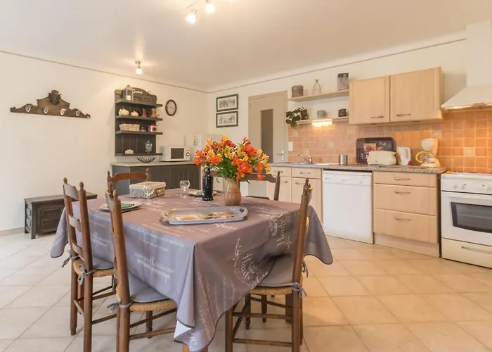 Maison Familiale Avec Piscine, Grand Jardin Clos Et Equipements De Loisirs - Fr-1-306-898 *